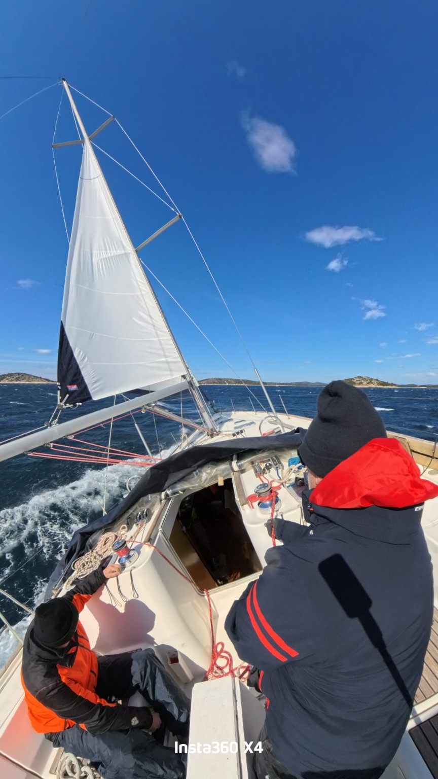 Practical sailing course with crew handling sails